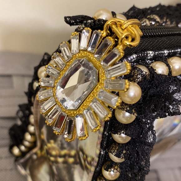 Unique clutch bag with gold chain print design. - Picture 3 of 6